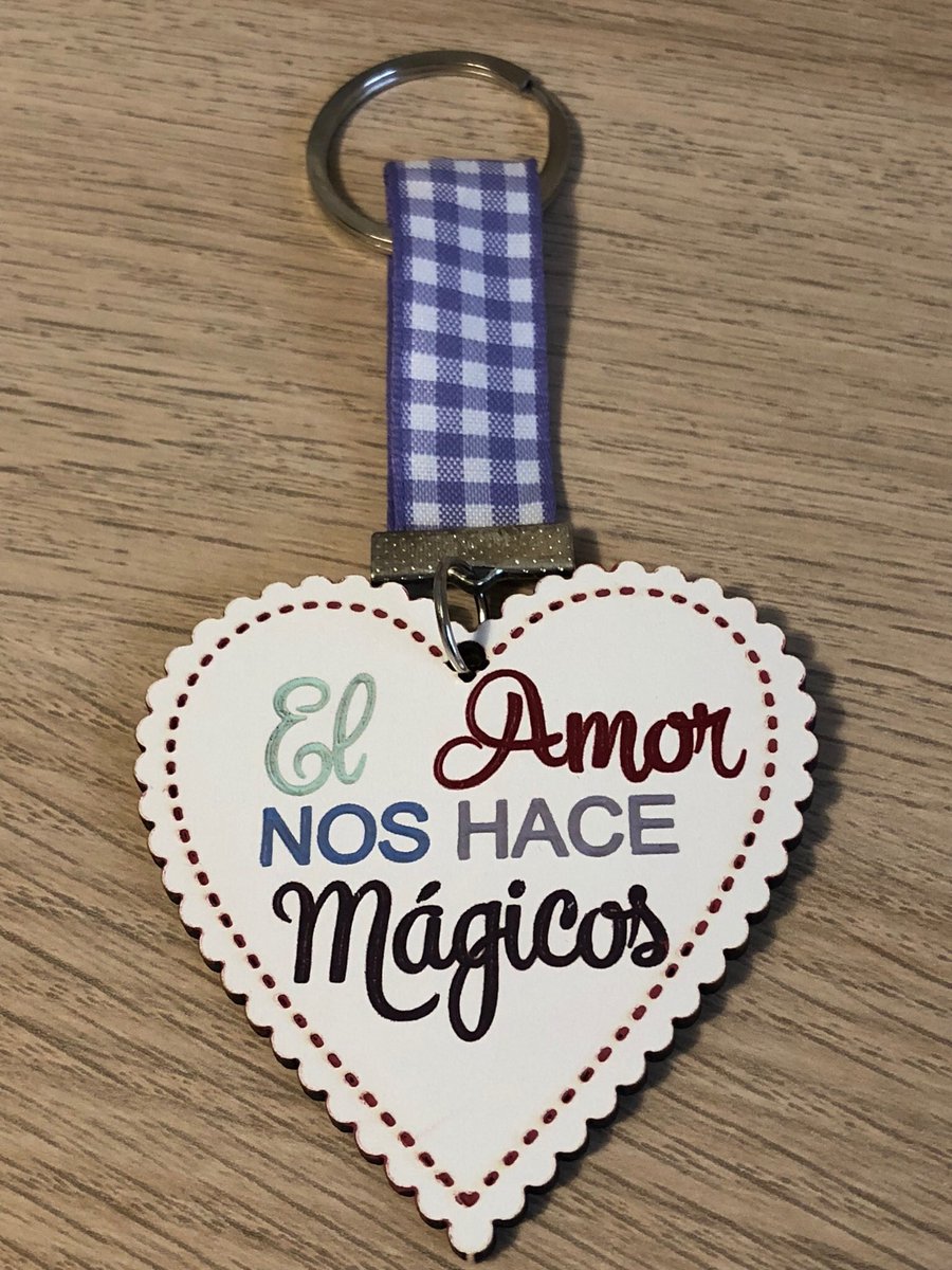 ScrapandCut's tweet photo. Has visto las maderitas con mensaje de Dayka? Son perfectas para hacer un regalo estas navidades. Personalízalas a tu gusto, con tus colores favoritos y conviértelas en llaveros o colgantes. Tú decides. Si quieres encontrarlas, visita nuestra web: https://t.co/6lBgarav8l https://t.co/Ax4ojfL1kp