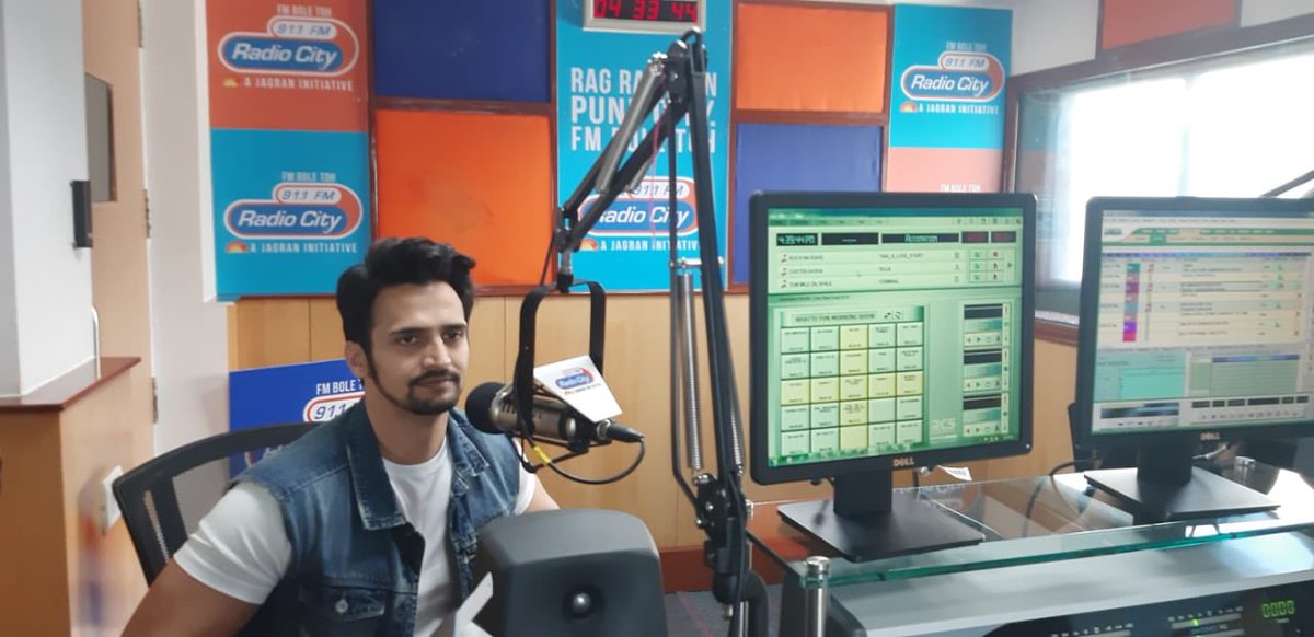 TuTitheAsave's tweet photo. Rag Rag Mein Pune city !!
Tu Tithe Asave Promotion at Radio City 91.1 FM.
#PunePromotionalTour #TuTitheAsave #7thDec #UpcomingMovie #MarathiChitrapat https://t.co/vgNKkv4bGP