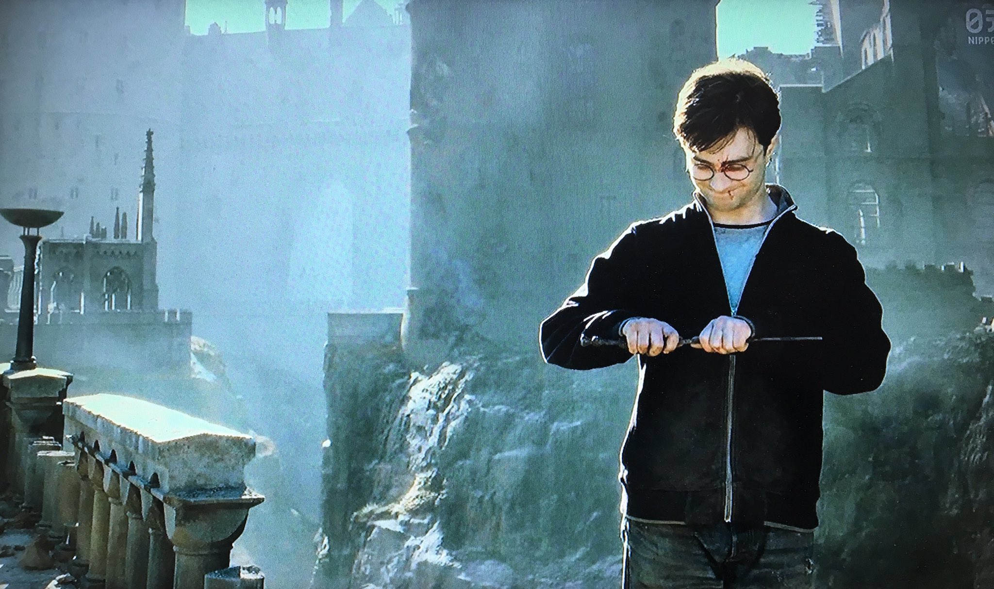 ゆきちか ハリーは原作だとニワトコの杖を折る前に 折れちゃった自分の杖を直してる 通常 折れた杖 はレパロの修復呪文じゃ直らないのに ニワトコの杖 最強の杖 だからこそ直せるっていう描写で そこで凄い杖だったって実感できるから 映画でその ゆきちか ハリーは原作だとニワトコの杖を折る前に 折れちゃった自分の杖を直してる 通常 折れた杖 はレパロの修復呪文じゃ直らないのに ニワトコの杖 最強の杖 だからこそ直せるっていう描写で そこで凄い杖だったって実感できるから 映画でその