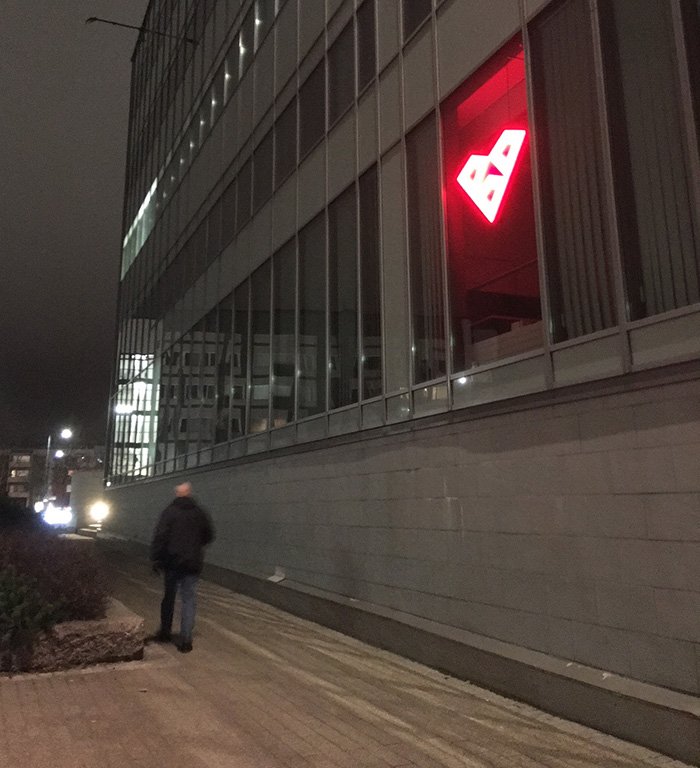 EtelaKarjala's tweet photo. Perjantai on ehkä musta, mutta @EtelaKarjala:ssa näkyvissä on valoa, 💖vieläpä sydämellistä valoa, pimeyden keskellä. Maakuntabrändin sydämet loistavat ikkunoissamme ja keikkuvat ovellamme. Iloista viikonloppua kaikille 🥰! #Ilostalähteväävoimaa #blackfriday https://t.co/SxENco6Qfi