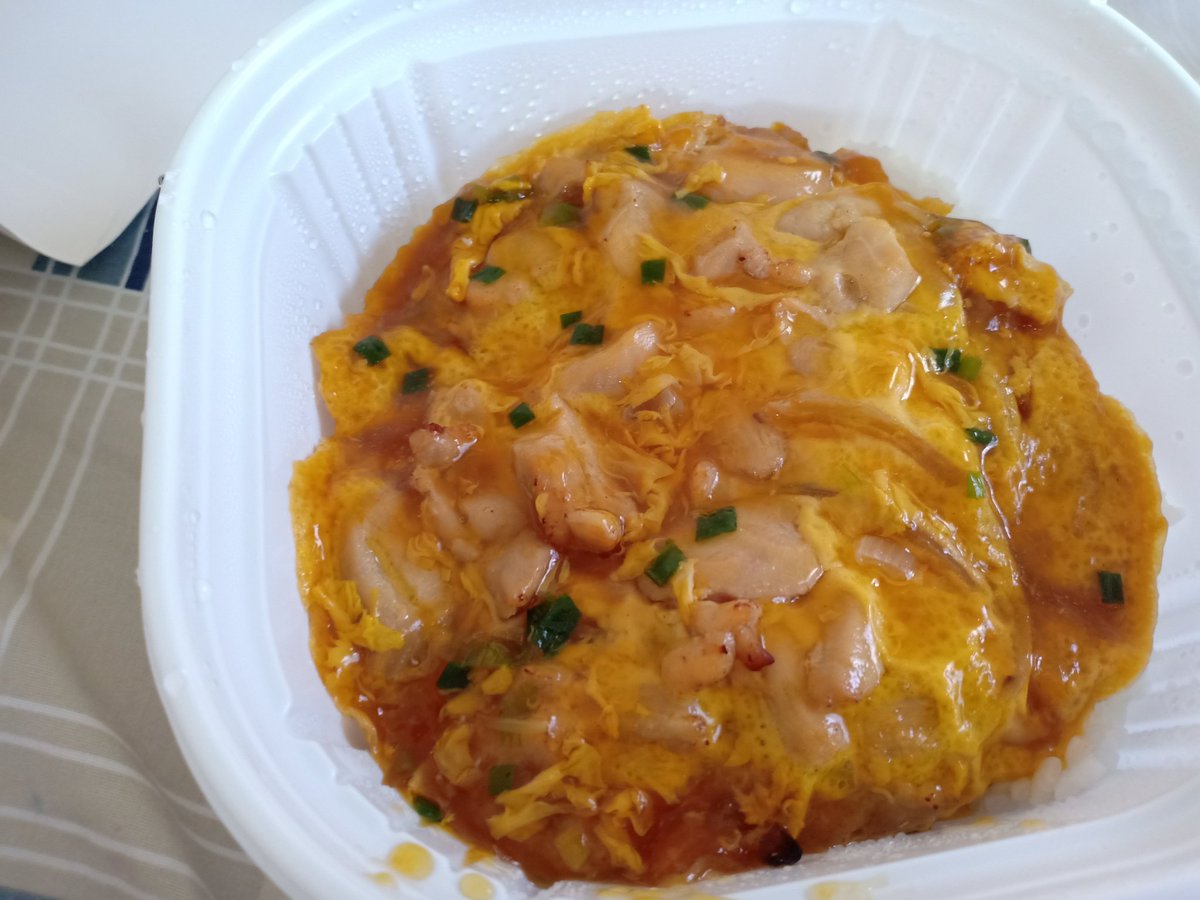 MaprangNct's tweet photo. อันนี้เป็นข้าวกล่องที่อร่อยที่สุด  ไข่จะแยกมาด้านบนจะกินค่อยเทมารวมกัน ไก่เยอะเลยทีเดี่ยวมีความหอม ห���านๆเค็มๆนิดๆตามสไตล์โอยาโกะไข่ไม่สุกมากเนื้อกำลังหยุ่นๆดีหอมมากก ข้าวญี่ปุ่นไม่แฉะ กำลังดีสำหรับเราเลย อิ่มโอเคเลย คุ้มราคา59 แนะนำมากก #รีวิวเซเว่น #อร่อยไปแดก https://t.co/CRp3vwzqab