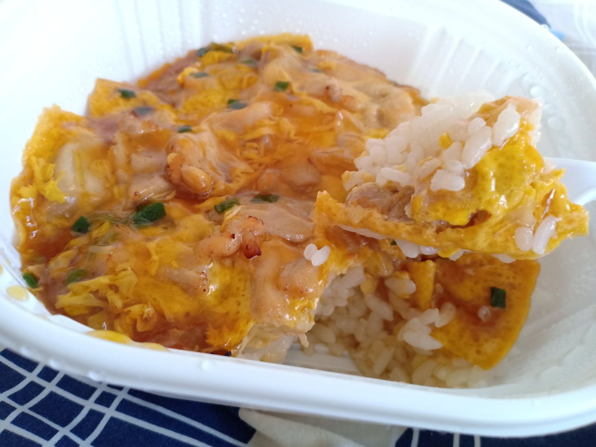 MaprangNct's tweet photo. อันนี้เป็นข้าวกล่องที่อร่อยที่สุด  ไข่จะแยกมาด้านบนจะกินค่อยเทมารวมกัน ไก่เยอะเลยทีเดี่ยวมีความหอม ห���านๆเค็มๆนิดๆตามสไตล์โอยาโกะไข่ไม่สุกมากเนื้อกำลังหยุ่นๆดีหอมมากก ข้าวญี่ปุ่นไม่แฉะ กำลังดีสำหรับเราเลย อิ่มโอเคเลย คุ้มราคา59 แนะนำมากก #รีวิวเซเว่น #อร่อยไปแดก https://t.co/CRp3vwzqab