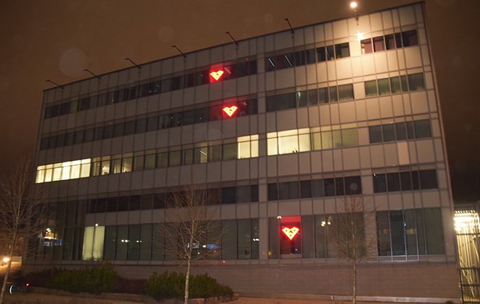 EtelaKarjala's tweet photo. Perjantai on ehkä musta, mutta @EtelaKarjala:ssa näkyvissä on valoa, 💖vieläpä sydämellistä valoa, pimeyden keskellä. Maakuntabrändin sydämet loistavat ikkunoissamme ja keikkuvat ovellamme. Iloista viikonloppua kaikille 🥰! #Ilostalähteväävoimaa #blackfriday https://t.co/SxENco6Qfi