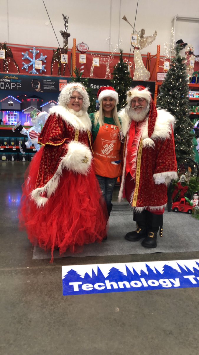 Jer29115's tweet photo. SANTA IS HERE!!!! I know him!!! @HomeDepotWest @Brent_2010_OASM @iyzdup74 @rhandiface @AsalazarHD2010 @Amazonwarrior19 @Puddy91035568 @lady_hale https://t.co/UWSHiP9iGC