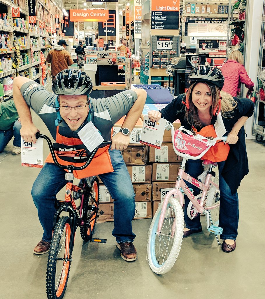LKingTHD's tweet photo. Our annual #BlackFriday photos at @HomeDepot1777 ! #teamWords #OGSpecialtyTeam https://t.co/K9cDEY021u