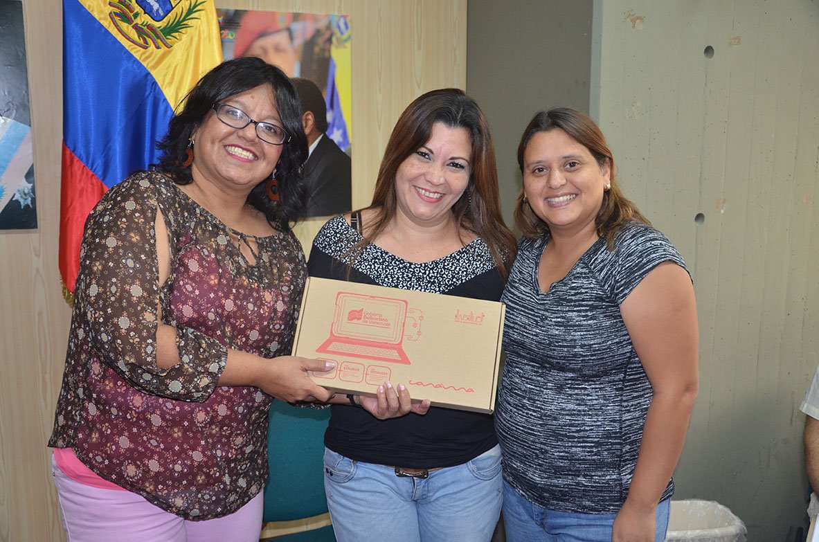 RosangelaOrozco's tweet photo. Honrando el compromiso asumido, las y los Directores de Escuelas Técnicas del Dtto. Capital reciben sus Tablet Canaimas, herramienta que le permitirá fortalecer el trabajo productivo @psuvaristobulo @Nancyor7 @MPPEDUCACION 
#FelizCumpleanosNicolas @VTVcanal8 https://t.co/al3cqTKvKd