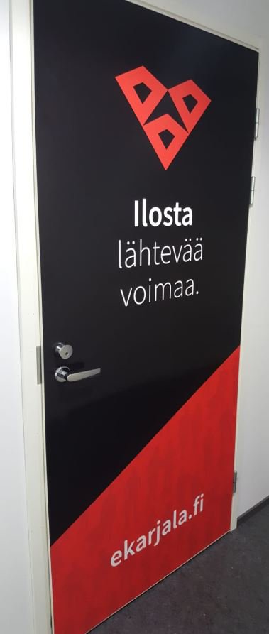 Perjantai on ehkä musta, mutta <a href="/EtelaKarjala/">Etelä-Karjala</a>:ssa näkyvissä on valoa, 💖vieläpä sydämellistä valoa, pimeyden keskellä. Maakuntabrändin sydämet loistavat ikkunoissamme ja keikkuvat ovellamme. Iloista viikonloppua kaikille 🥰! #Ilostalähteväävoimaa #blackfriday