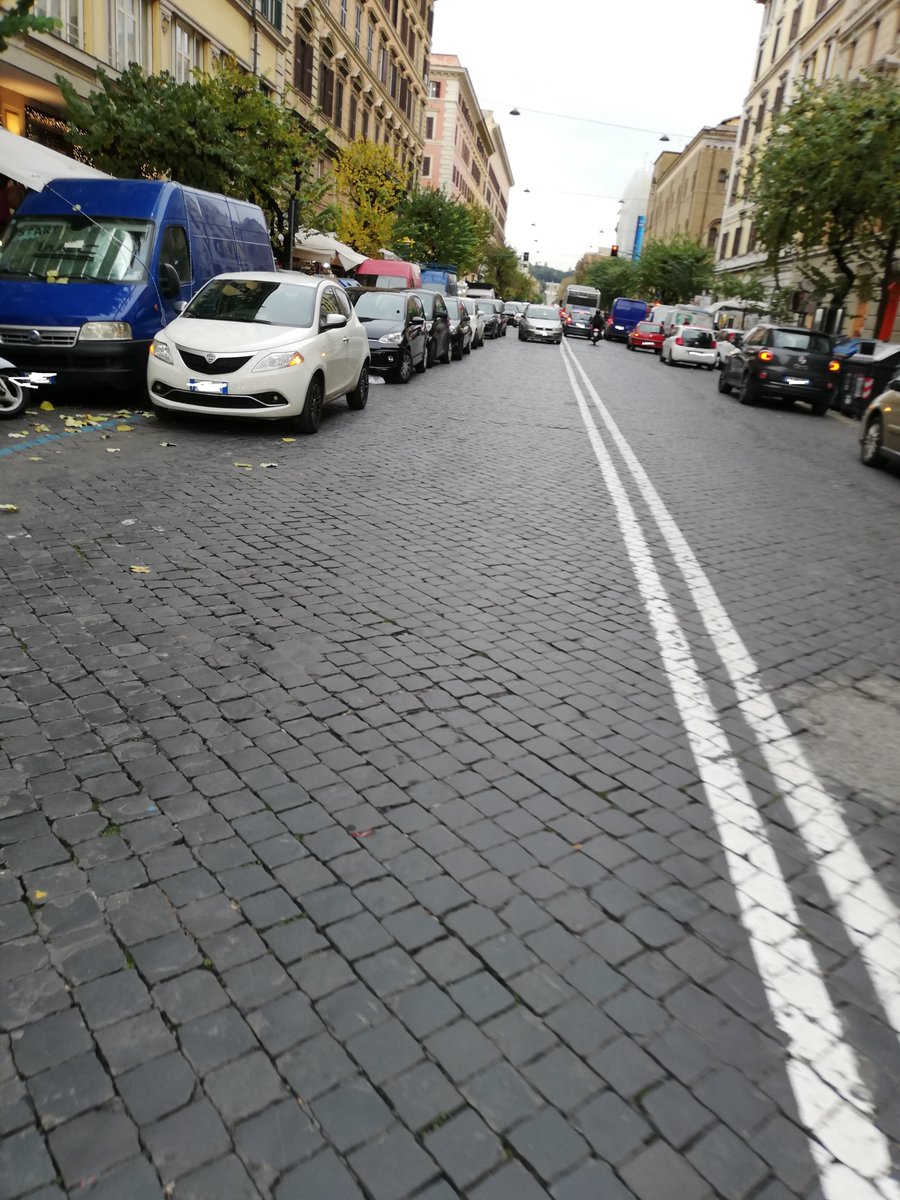 PoveraR's tweet photo. Roma, via Cola di Rienzo, ore 15.30 del 23 novembre

Doppia fila, furgoni fissi, bancarelle di stracci ad occupare il marciapiede, un tipo che suona e canta a tutto volume.

Roma è questa.

@PLRomaCapitale @virginiaraggi @EnricoStefano @RiprendRoma @Antincivili @romafaschifo https://t.co/fRnmbBQaU1