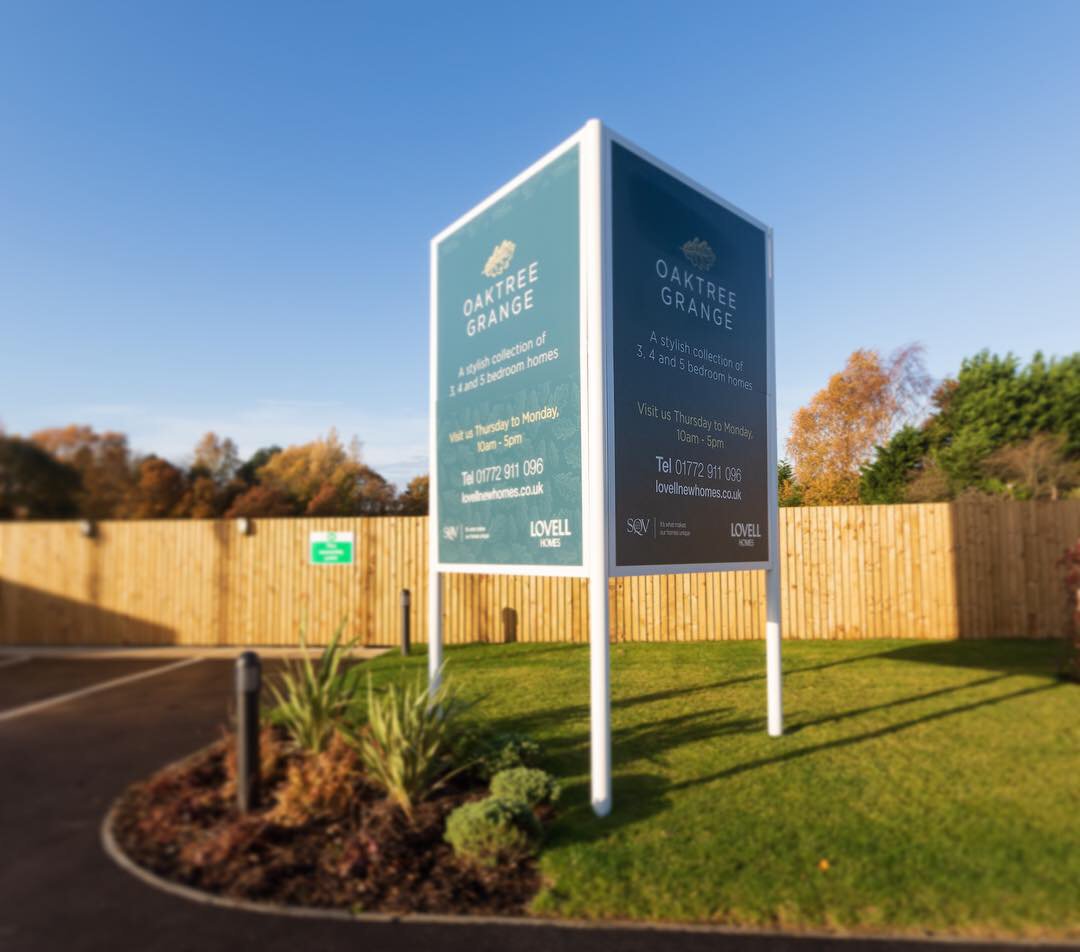 SignBuildUK's tweet photo. Installation - @Lovell_UK Showhome opening at #OaktreeGrange now complete with #signbuild fully installed signage.....doesnβt it look great??
#housebuilder #newhomes #showhomes #housebuilding #housebuildersignage #signage https://t.co/smOxKAukWy