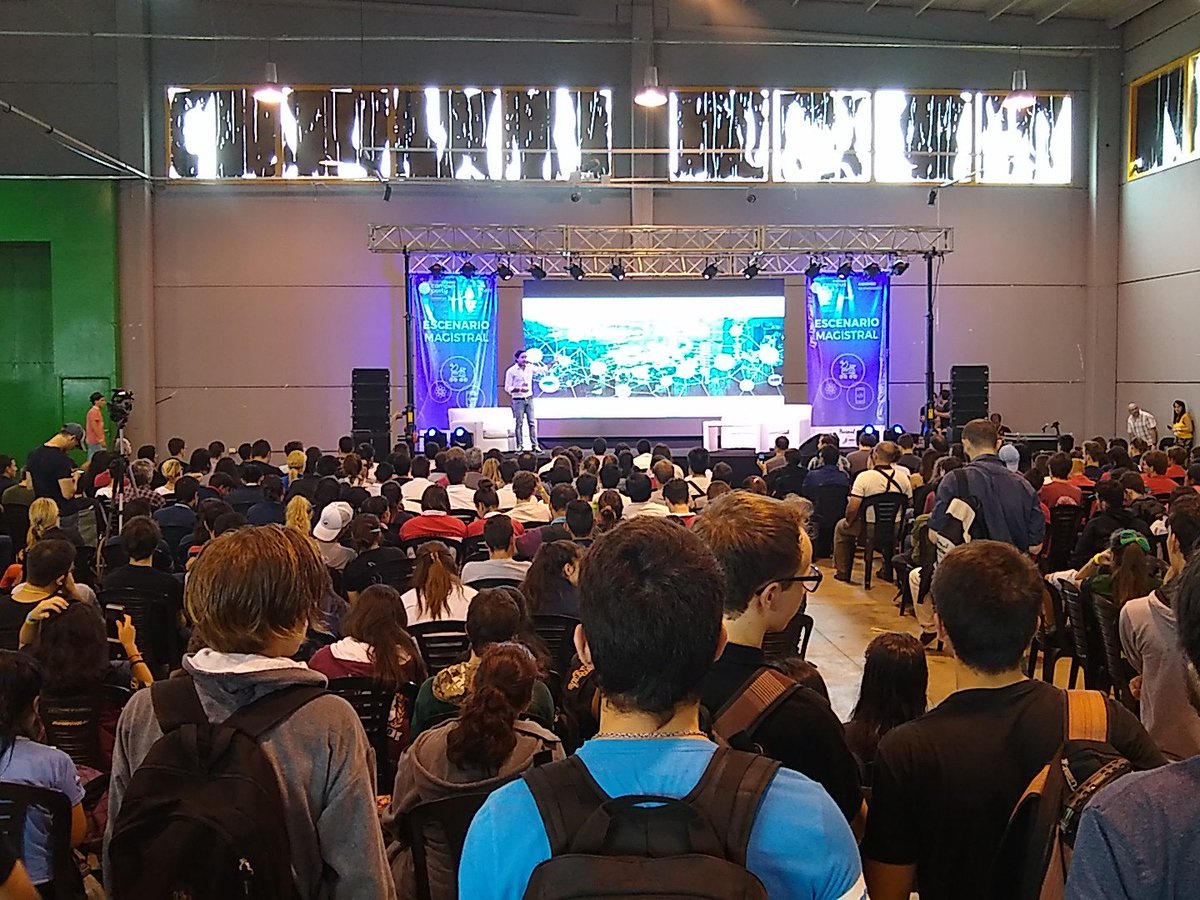 campuspartyar's tweet photo. "Con una computadora mucho menos poderosa que el celular que hoy tenemos en el bolsillo, el hombre llegó a la Luna". Dice @luretasp en el escenario magistral con respecto a cómo evoluciona la tecnología de cara al futuro y cuáles son las innovaciones que se vienen. https://t.co/t63a4zdHcU