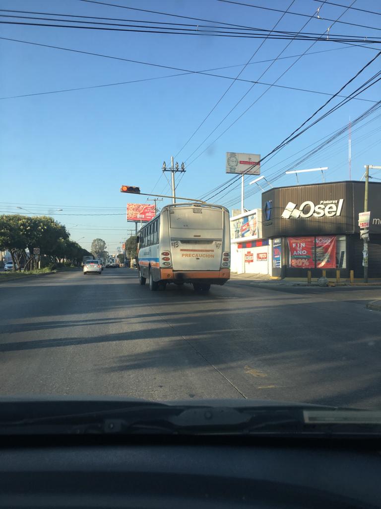 jctrejopue's tweet photo. A pesar de los lamentables acontecimientos de hace unos días, hoy vimos otra unidad (48) de la Ruta 13 o Galgos del Sur pasándose los altos en Bulevar Norte, incluso el de paso peatonal zona CAPU @infra_pue @SSPTM_Puebla @TonyGali @RiveraVivanco_ https://t.co/SrrCMKlBhT
