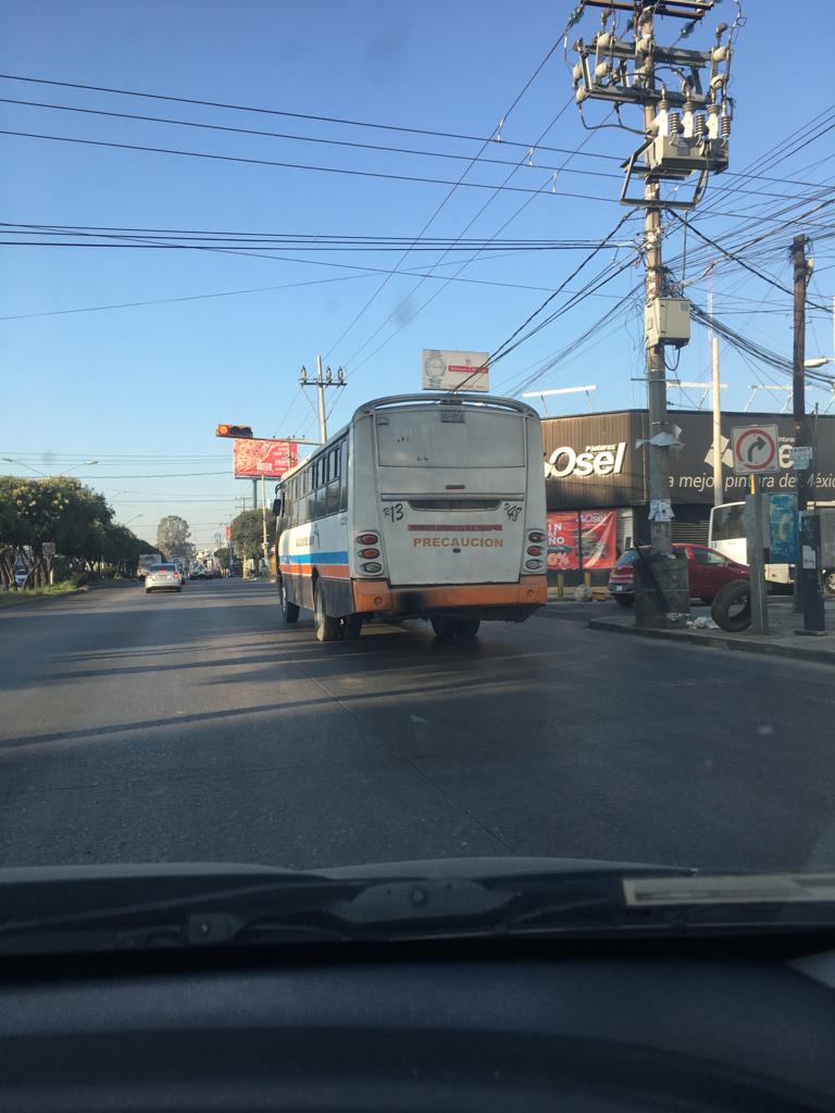 jctrejopue's tweet photo. A pesar de los lamentables acontecimientos de hace unos días, hoy vimos otra unidad (48) de la Ruta 13 o Galgos del Sur pasándose los altos en Bulevar Norte, incluso el de paso peatonal zona CAPU @infra_pue @SSPTM_Puebla @TonyGali @RiveraVivanco_ https://t.co/SrrCMKlBhT