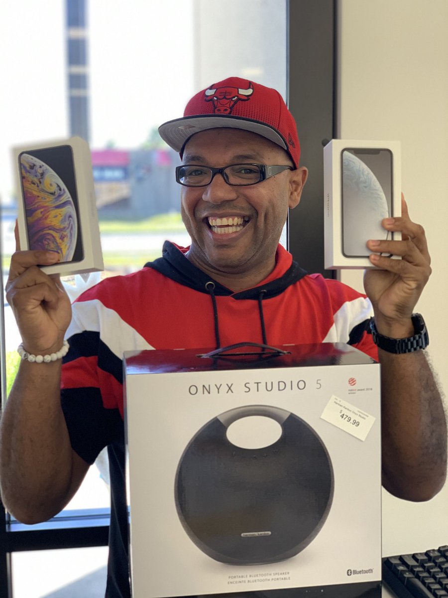 Sprint1518's tweet photo. Welcome to Sprint! Happy with his new iPhone #LOGO ๐ค Great for his business and donโt forget he gets the companion ticket free ๐ฉ๐ฌโ๏ธ #ByeTmobile #BlackFridayDeals #HappyCustomer @Sprint1518 https://t.co/41xkAkuGof
