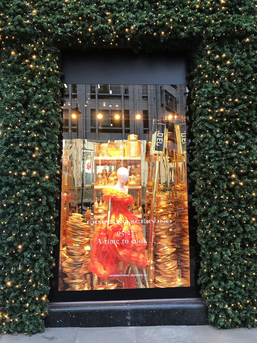 mariabretong's tweet photo. Preciosos los escaparates de #Harrods contando una historia en una línea de tiempo y patrocinados por marcas #Londres #Atimeto https://t.co/092JK19HXq