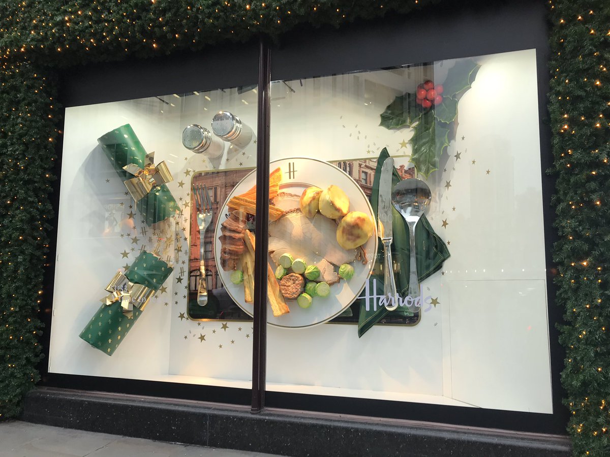 mariabretong's tweet photo. Preciosos los escaparates de #Harrods contando una historia en una línea de tiempo y patrocinados por marcas #Londres #Atimeto https://t.co/092JK19HXq