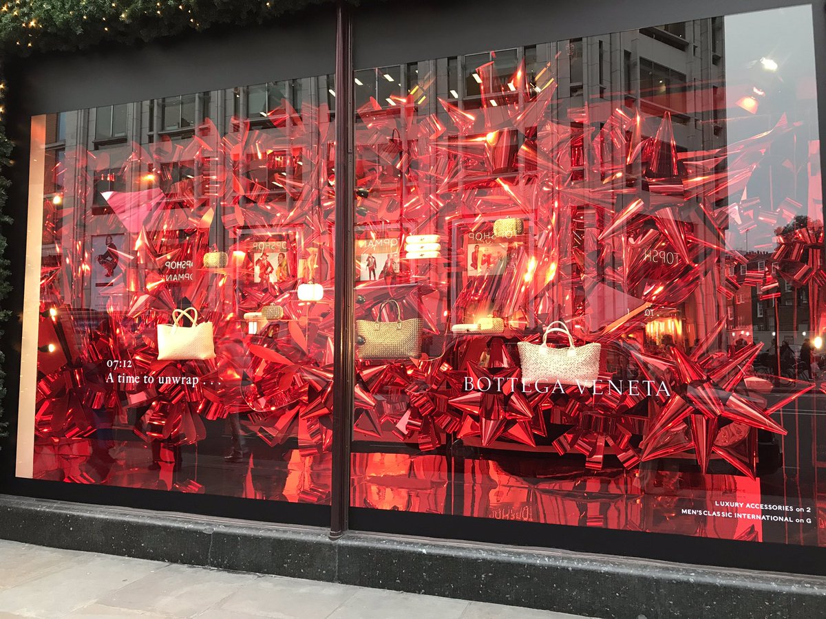 mariabretong's tweet photo. Preciosos los escaparates de #Harrods contando una historia en una línea de tiempo y patrocinados por marcas #Londres #Atimeto https://t.co/092JK19HXq