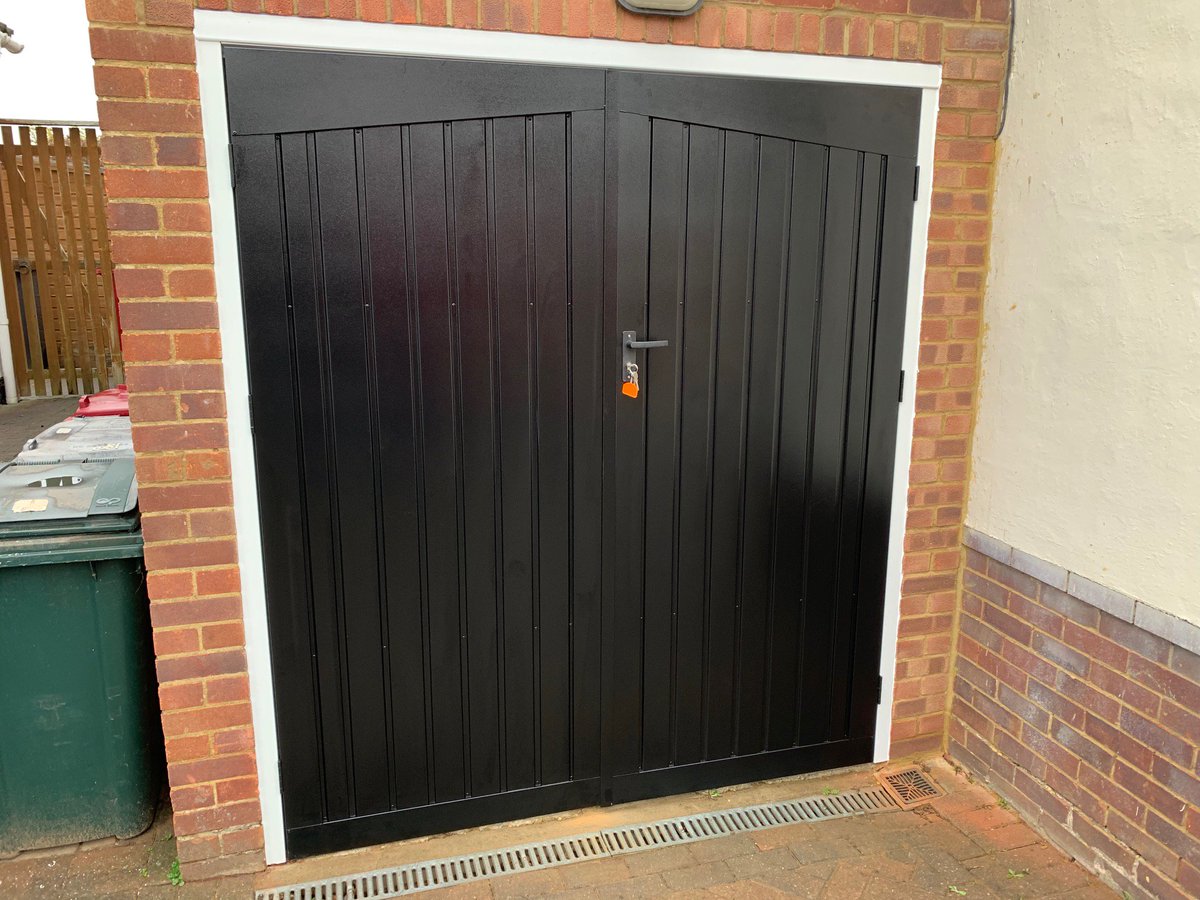 wolverinegarage's tweet photo. Installed last week was this #Fortdoors Alton side hinge door in black.  This particular door is available in a 50/50 split with either the left hand or right hand door as the lead door. Why not contact us to arrange a free site survey? #garagedoors #Reading #Tilehurst https://t.co/CriyppdmUr