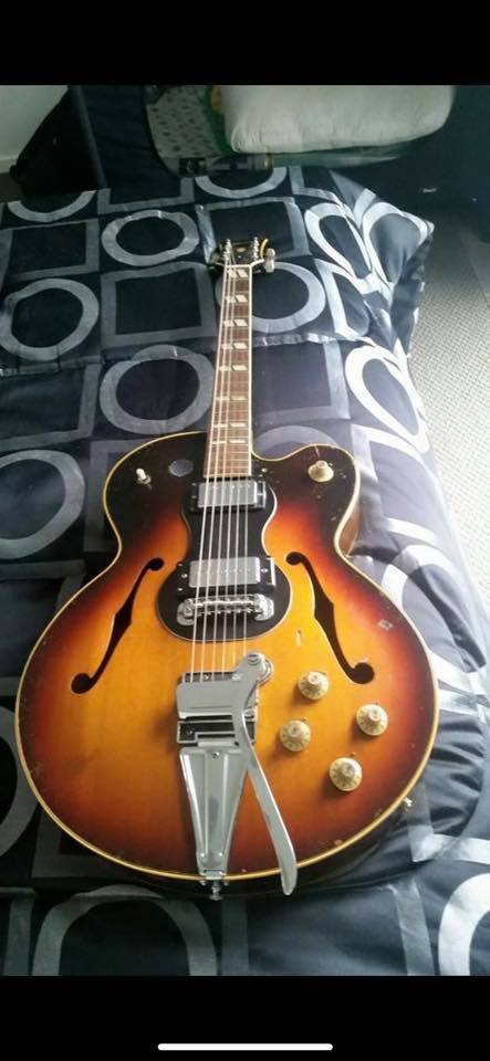 UndercoverIndi's tweet photo. ....nothing like “finding” a $10000 guitar left in a shed for 30 years ... 😳
....very rare guitar, very few were made, looks like it's in good to very good condition, it's an original Kalamazoo ! \m/ https://t.co/s4yNwELcl4