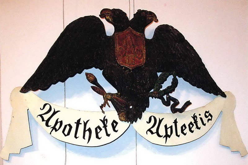 1895.gadā aptieku Dundagā no dokto­rāta mājas “Dakterlejā” pārvietoja uz moderni iekārtotu divstāvu māju, kurā bija centrālapkure, ūdensvads, kanalizācija un kas bija pielāgota aptiekas vajadzībām. Šajā ēkā aptieka pastāvēja 120 gadus. wp.me/p2RuNk-1AI