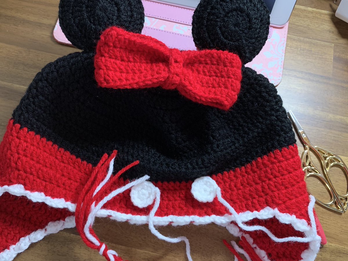 ゆまママ ディズニーキャラクター手編みのキッズ帽子 よりミニーちゃんのニット帽編み 中 ほぼ完成で あとは白色のドットのみ 本ではフェルトを丸に切って縫い付けるって フェルトを丸に切る自信がないので 円編み 笑 あと12個編まねば ゆまママ ディズニーキャラクター手編みのキッズ帽子 よりミニーちゃんのニット帽編み 中 ほぼ完成で あとは白色のドットのみ 本ではフェルトを丸に切って縫い付けるって フェルトを丸に切る自信がないので 円編み 笑 あと12個編まねば