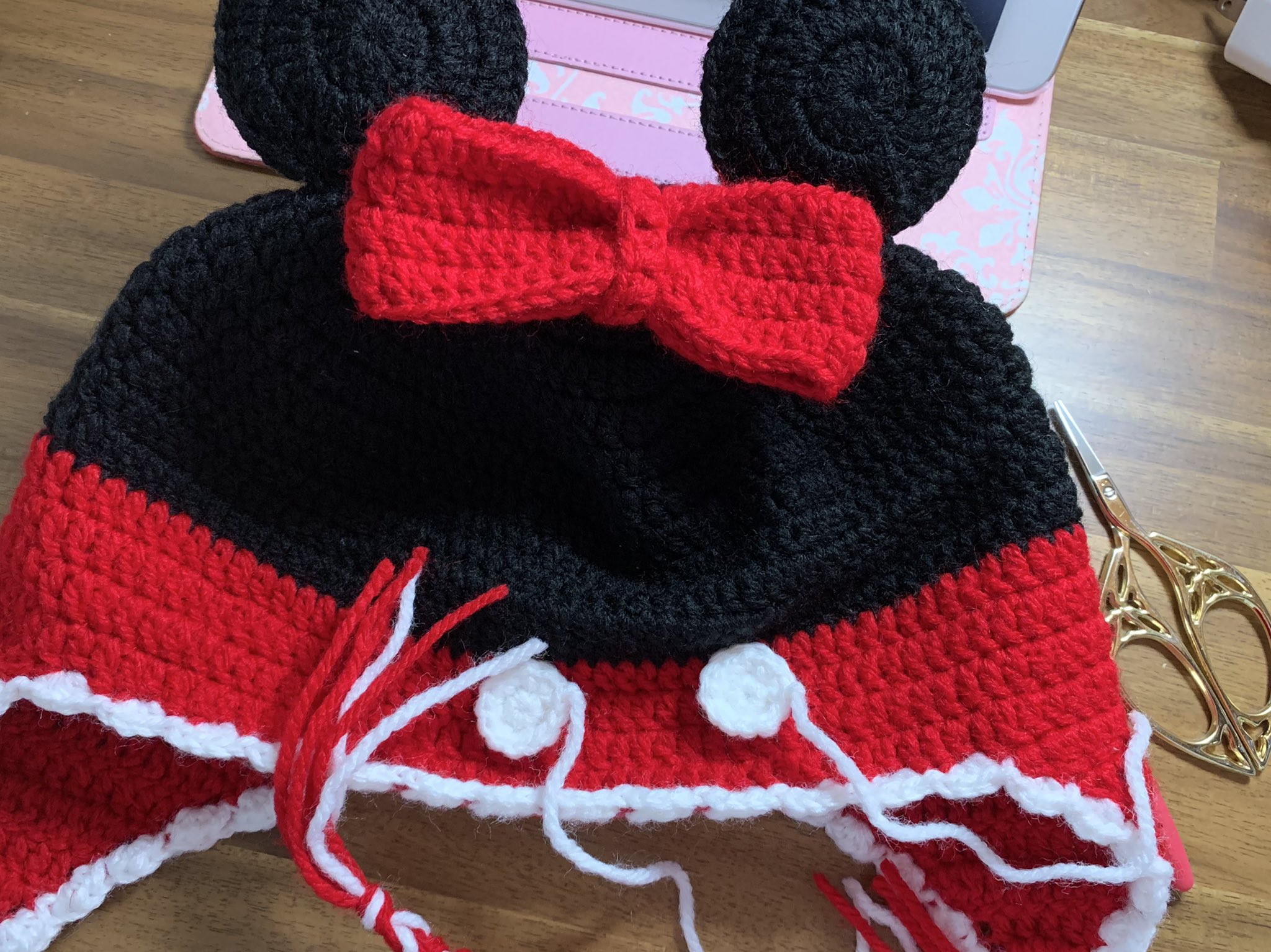 ゆまママ ディズニーキャラクター手編みのキッズ帽子 よりミニーちゃんのニット帽編み 中 ほぼ完成で あとは白色のドットのみ 本ではフェルトを丸に切って縫い付けるって フェルトを丸に切る自信がないので 円編み 笑 あと12個編まねば
