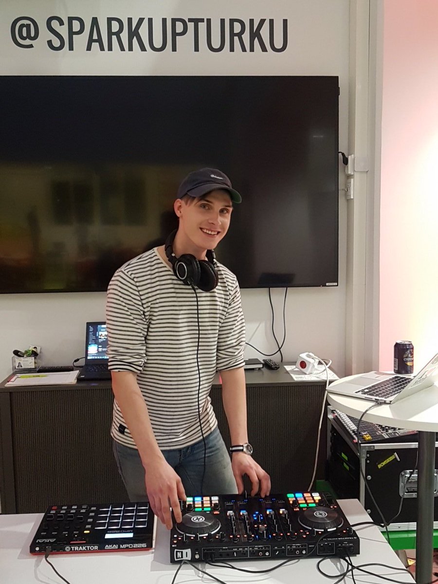 boostturku's tweet photo. We got our DJ playing us some chill music ! 😎
#StartupMarathon
#Startupmarathon2018
#Boostturku https://t.co/Z6PjuVV7TA