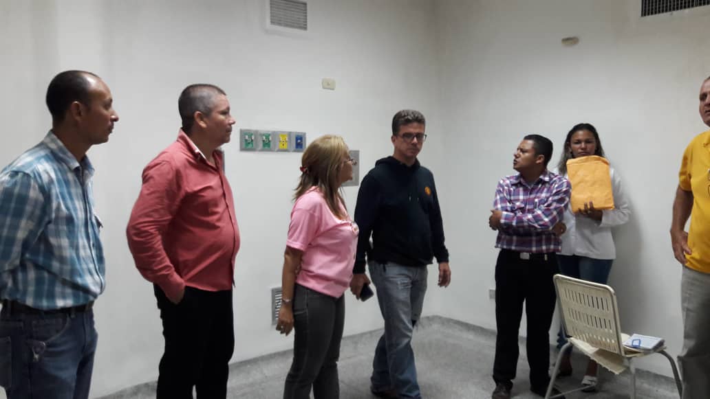 PortuguesaSdhc's tweet photo. #SDHC @PortuguesaSdhc || Con el Alcalde de San Genaro @eveliomontilla y el Dr. Oswaldo Yepez en inspección del quirógrafo para Re-inaugurar y así brindar atención quirúrgica a la población del municipio todos juntos por la #portuguesapotencia @rafaelcalles @arelisorta https://t.co/ooF5RHTIAO