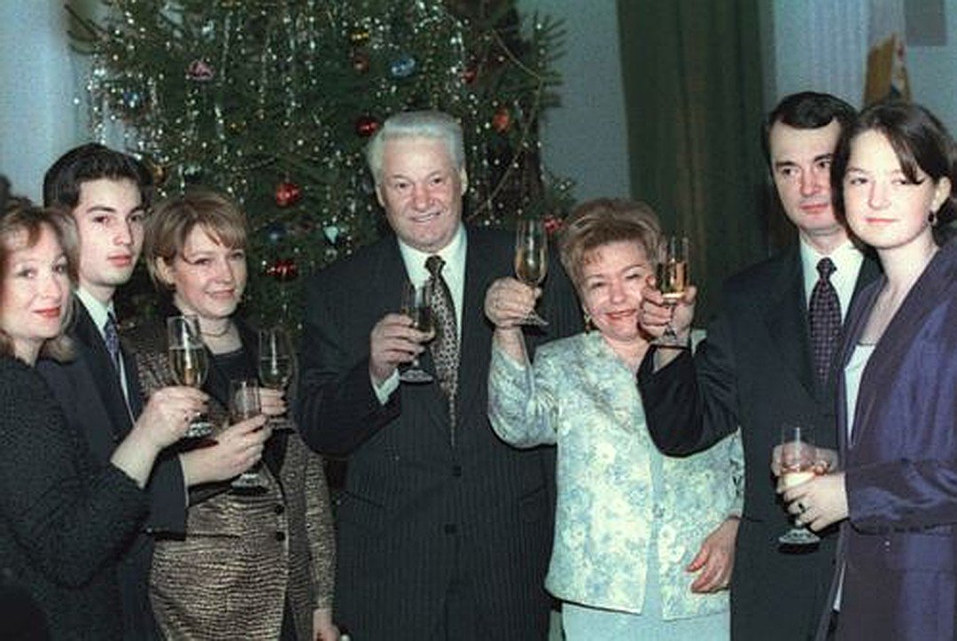 Где живут дочери ельцина. Семья Бориса Ельцина. Ельцин с семьей 1997.