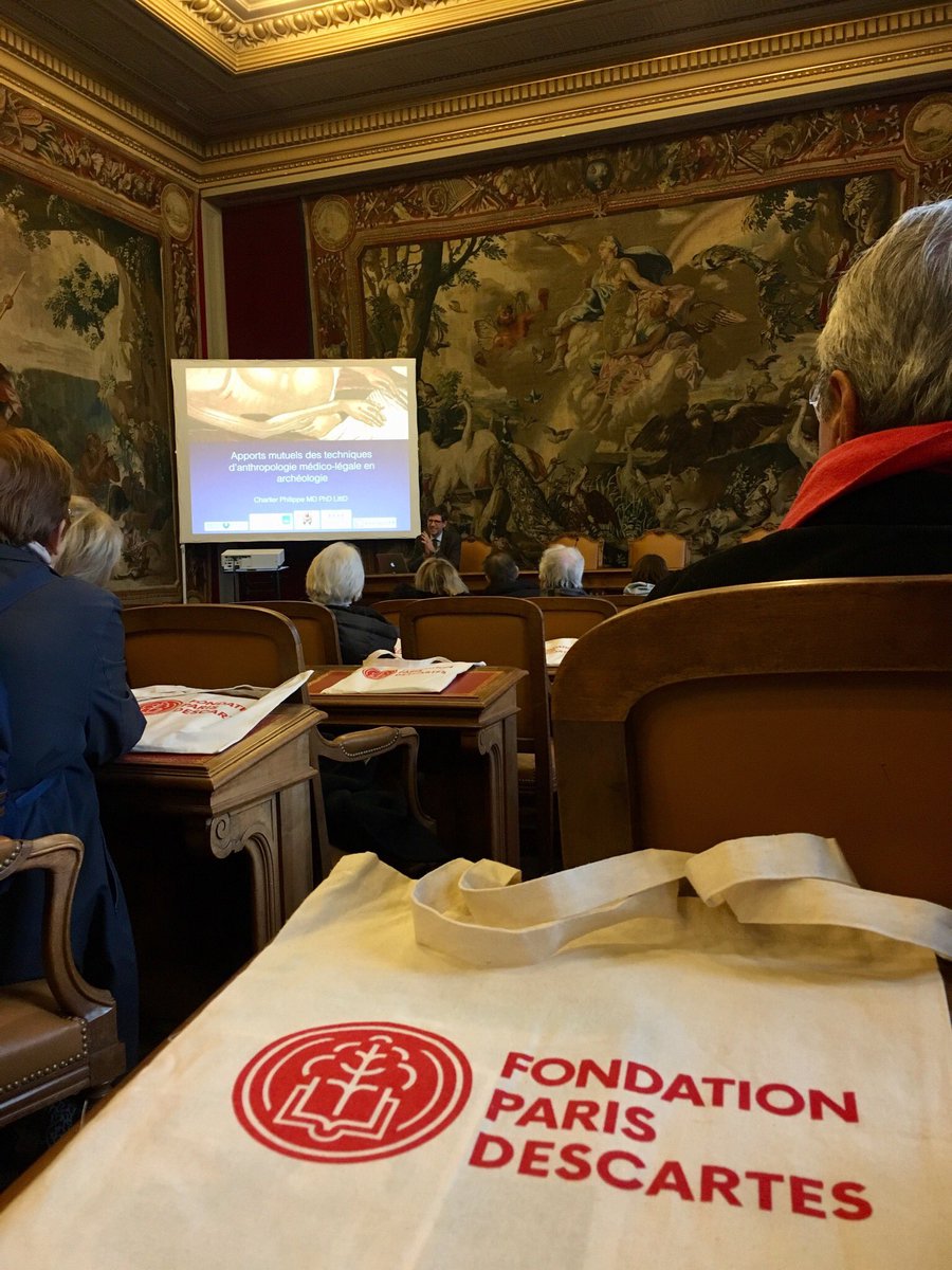 Sdra_B's tweet photo. Merci à l’@UParisDescartes d’avoir accueilli 30 lecteurs de @NotreTemps et @TempoSante qui ont véritablement été concquis par cette visite privée des locaux et de l’histoire de la médecine racontée par le passionnant Philippe Charlier @doctroptard ! https://t.co/9wiByccxBz