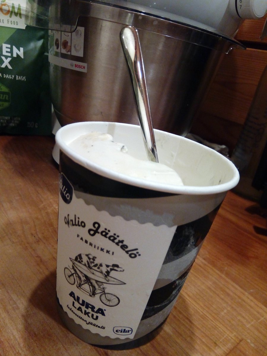 Perjantai-illan makutesti. Homejuustoista en siis "raakana" pidä lainkaan, mutta ruoassa toimii. Tämä epäilytti suuresti, mutta yllätti positiivisesti. Meni suosikkilistan kärkeen kyllä. PS. harmillisen koukuttava tuote
#auralaku #valio #SomethingNew