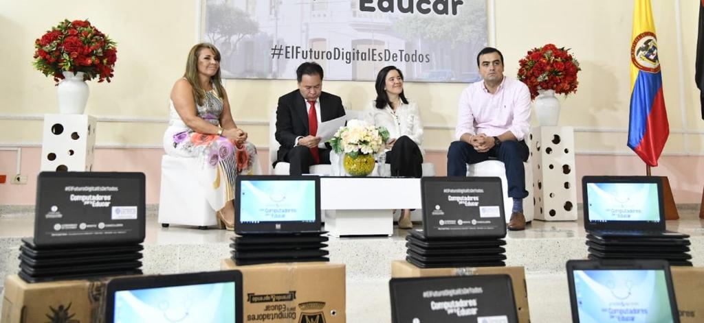 CompuParaEducar's tweet photo. 544 docentes nortesantandereanos reciben el grado del diplomado InnovaTIC y RuralTIC de @CompuparaEducar, en un acto presidido por la Ministra TIC @ConstainSilvia, este 23 de noviembre en la gobernación de Norte de Santander @@GoberNorte https://t.co/SLejcdUODf