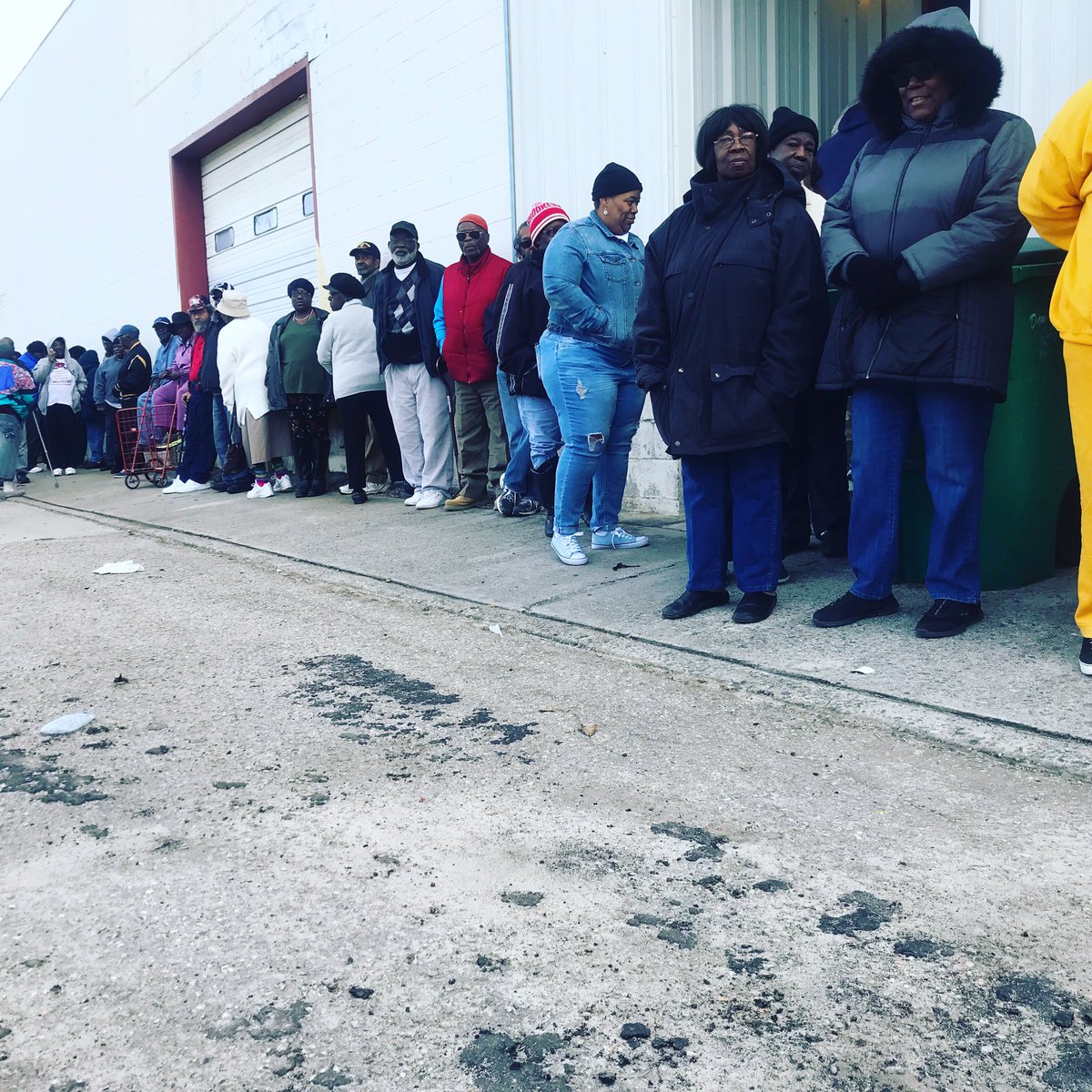 LizWRDW's tweet image. This isn’t a line for a Black Friday deal.  This is a line for clean water in Denmark South Carolina. #denmarkSC #virginiatech #halosan #marcedwards