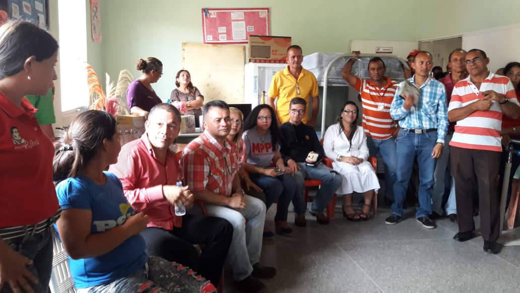 PortuguesaSdhc's tweet photo. #SDHC @PortuguesaSdhc || El Gob. @rafaelcalles de la #PortuguesaPotencia y el Alcalde de S.G.B cumplen y hacen entrega de enseres: sabanas, literas, colchones, nevera, entre otros, al CDI, acompaño la entrega la #SDHC y la #DRSalud con la firme convicción. #JuntoTodoEsPosible https://t.co/9h2Fopr6hQ