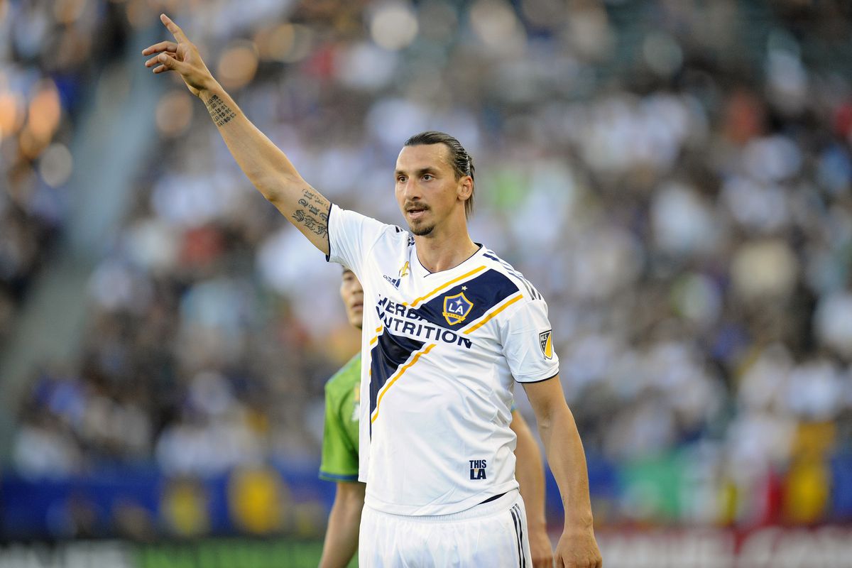 MilanUpdate's tweet photo. Ibrahimovic dalam wawancaranya dengan media olahraga USA menuturkan bukan rahasia bahwa dirinya menyukai Milan. Dia tidak memungkiri jika ada panggilan dari Milan dan dirinya merasa tertantang untuk berada di tim yang dibesut oleh rekannya, Gattuso. https://t.co/yEl0MxevDD