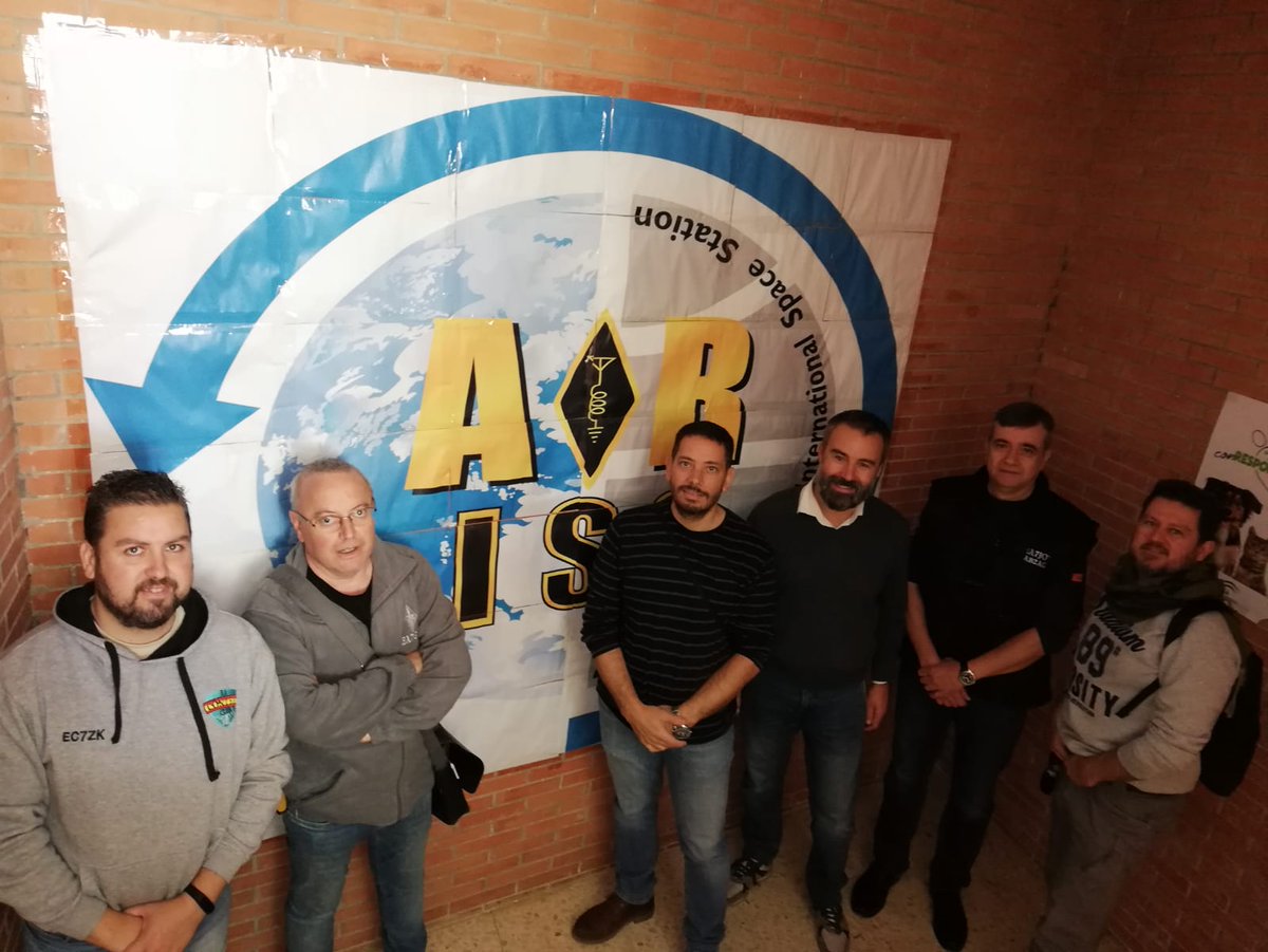 tony7zk's tweet photo. Pocas cosas hay tan gratificantes como "enseñar" tu pasión por la RADIO a los más jóvenes... #SomosURE #radioaficion #hamradio #hamr @EA7KE @EA7URS https://t.co/ap7efbRWcM