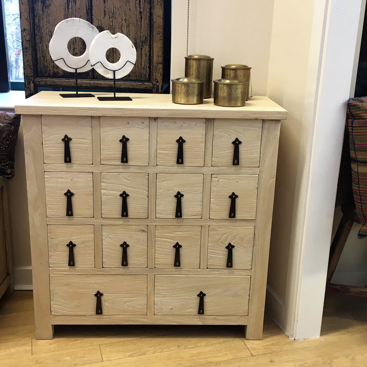 ShimuFurniture's tweet image. Struggle to store your beloved CD collection that you seldom use but you can’t face parting with it? This lovely solid wood chest in a beautiful rustic elm finish is the answer! #storage #cdstorage #chinesefurniture 
shimu.co.uk/collections/ch…