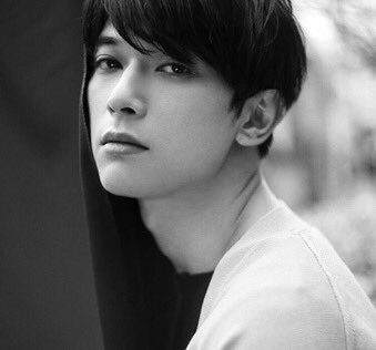 _rswamp's tweet photo. 白黒にした時の目鼻立ちの美しさと、目の下のクマに色気を感じる。
目のクマを魅力に変えてしまう吉沢さんの目の力。。 https://t.co/z04MOhUOQh