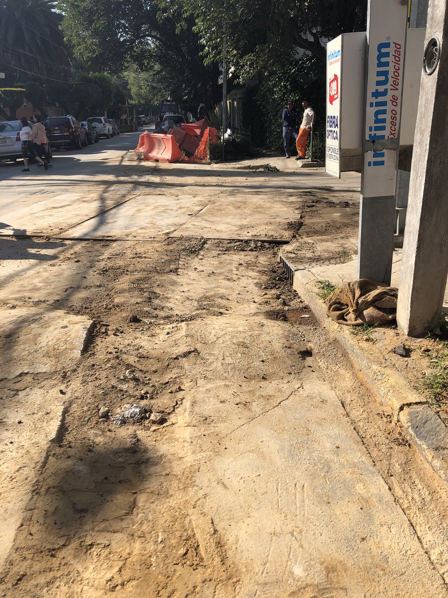 ceciliaaguilarm's tweet photo. @SoyObregonense_ @LaydaSansores @AlvaroObregonMx  Guty Cárdenas como otras calles de Guadalupe Inn. Trabajadores parados y las calles tienen un año así y no hay para cuando. No tienen señalización, permisos y nada. Cuánto más tenemos que soportar sin respuesta?? https://t.co/6bR9DXH68m
