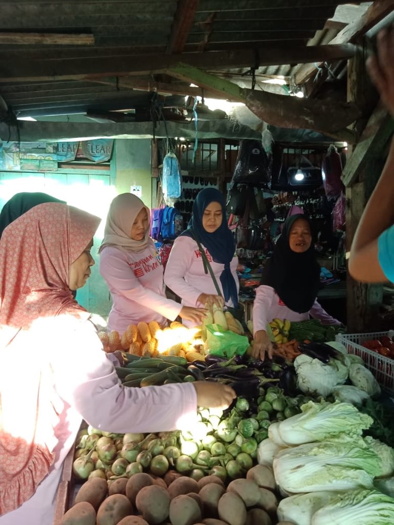 ninikwafiroh's tweet photo. 2. Kagiatan pertama dari P-Ijma didahului dg “Grebeg Pasar” di 10 titik pasar tradisional di Bandar Lampung. Anggota P-Ijma selain membagikan kalender #capres01 jg berbelanja kebutuhan harian mereka @jokowi @ericktobing @cakimiNOW @hanifdhakiri  #ijmalampung #01jokowilagi https://t.co/2qq8wzjh7O
