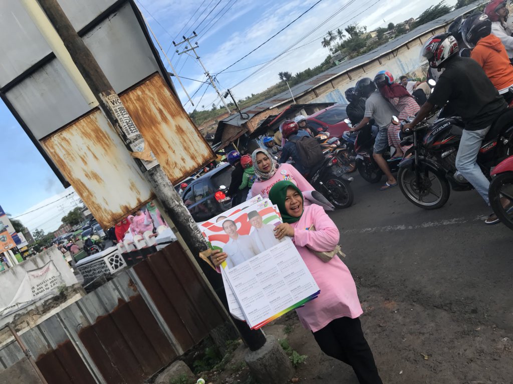 ninikwafiroh's tweet photo. 2. Kagiatan pertama dari P-Ijma didahului dg “Grebeg Pasar” di 10 titik pasar tradisional di Bandar Lampung. Anggota P-Ijma selain membagikan kalender #capres01 jg berbelanja kebutuhan harian mereka @jokowi @ericktobing @cakimiNOW @hanifdhakiri  #ijmalampung #01jokowilagi https://t.co/2qq8wzjh7O