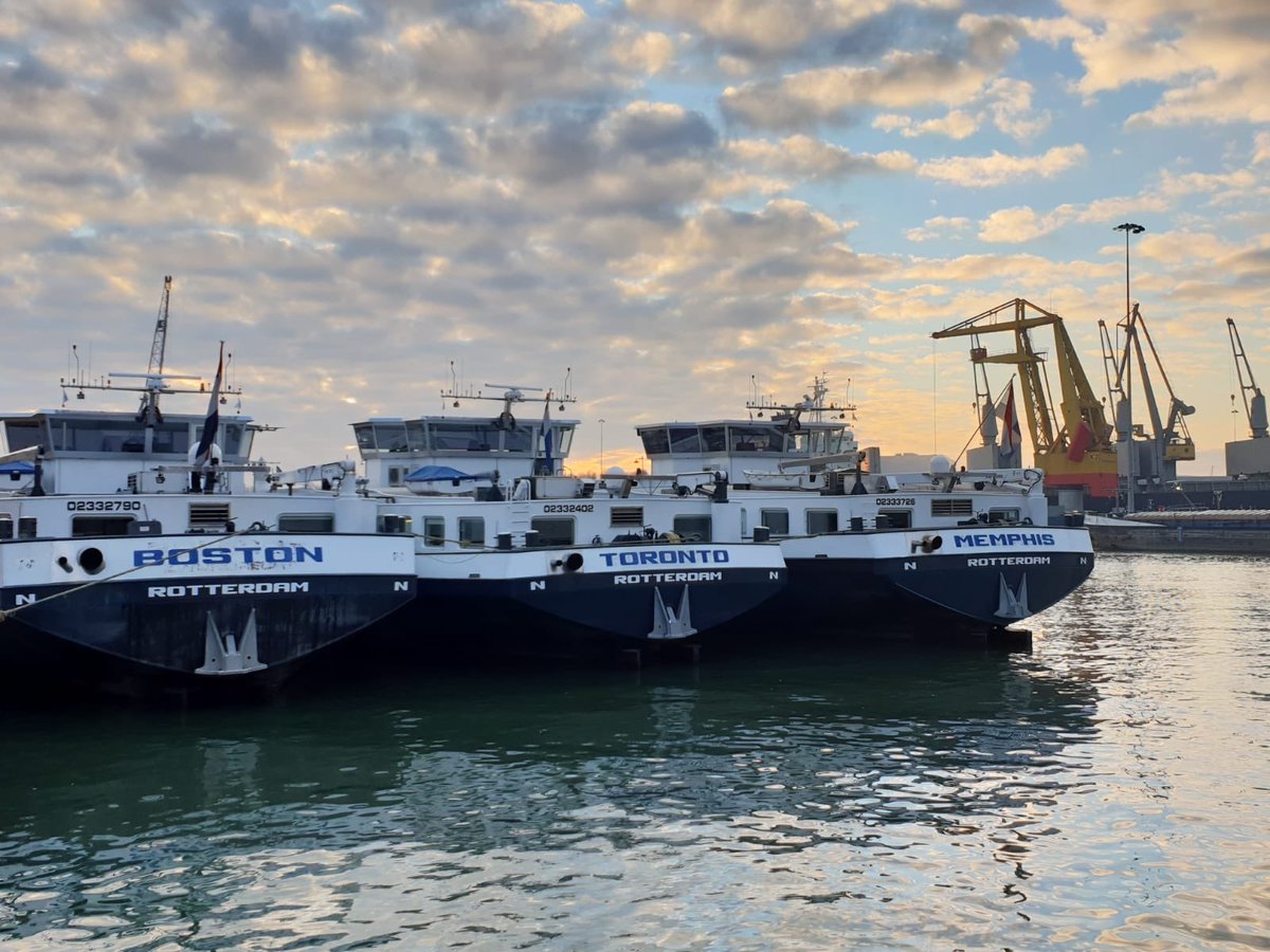 Dockmarks's tweet image. Een pittig dagje, maar we hebben het voor elkaar. 3 Schepen van #unibarge voorzien van #scheepsbelettering #scheepsborden #scheepslogo. MTS Bolero IV, V &amp;amp; VI gaan verder als MTS Boston, MTS Toronto &amp;amp; MTS Memphis. Unibarge bedankt!