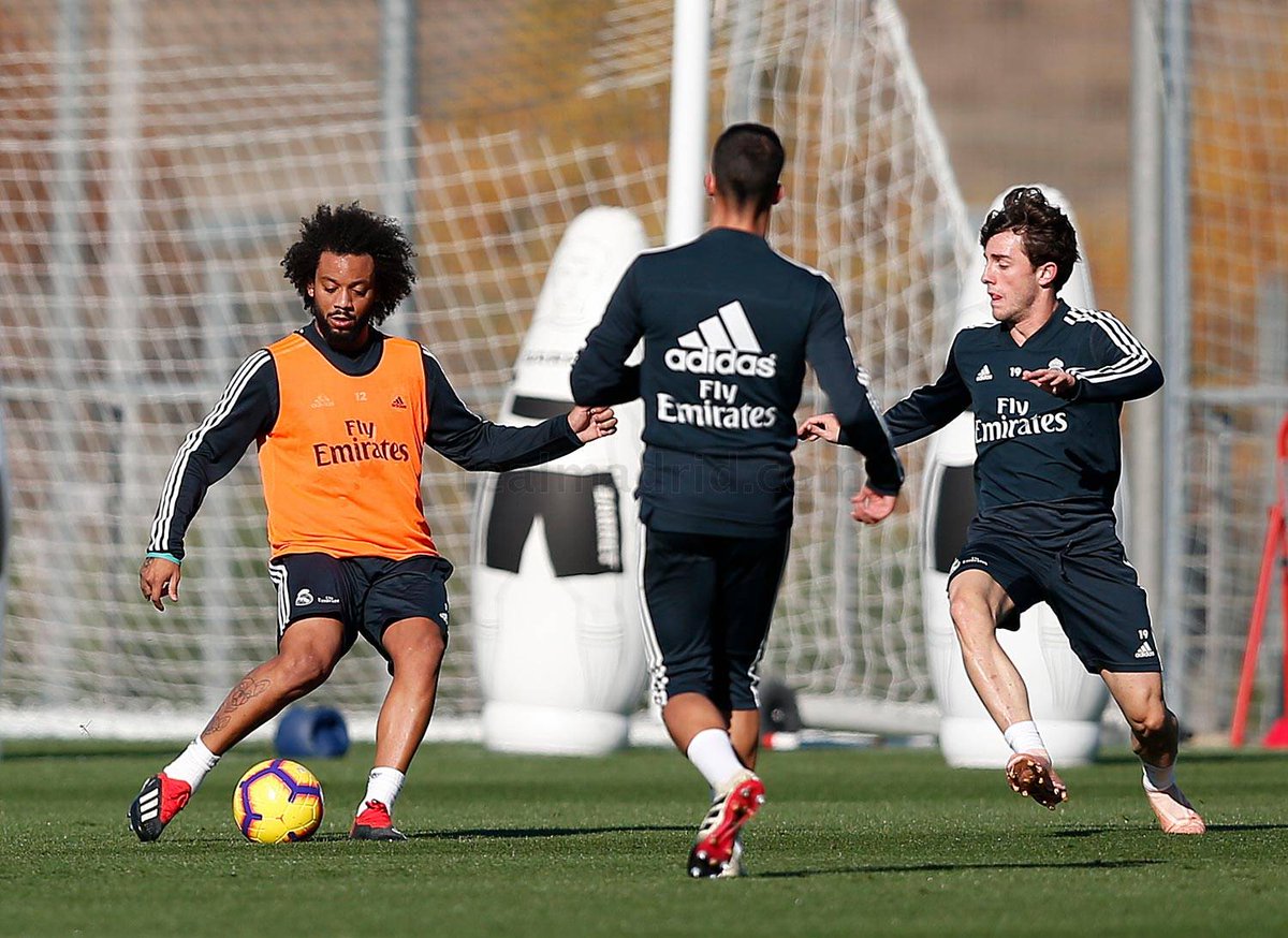 Para este último entrenamiento del @realmadrid, previo al partido de @LaLiga contra el @SDEibar, #Solari contó con los jugadores del #RealMadridCastilla #JaviSánchez y #FranGarcía. @NavasKeylor compaginó trabajo en el interior de las instalaciones y sobre el césped. #RMCity