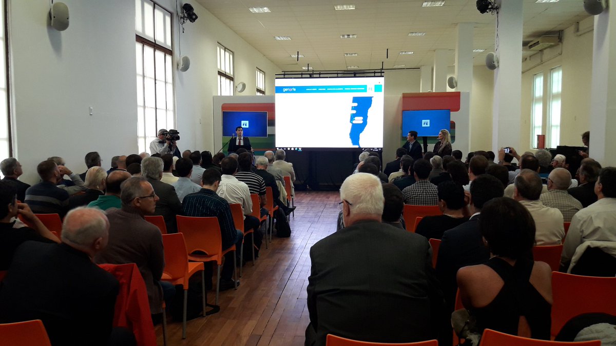 jczabalza's tweet image. Santa Fe avanza en el cambio de su matriz energética. Se presentó el programa #GENERFE Política pública por la que la @epeoficial incorpora #EnergiasRenovables para mejorar el servicio eléctrico.