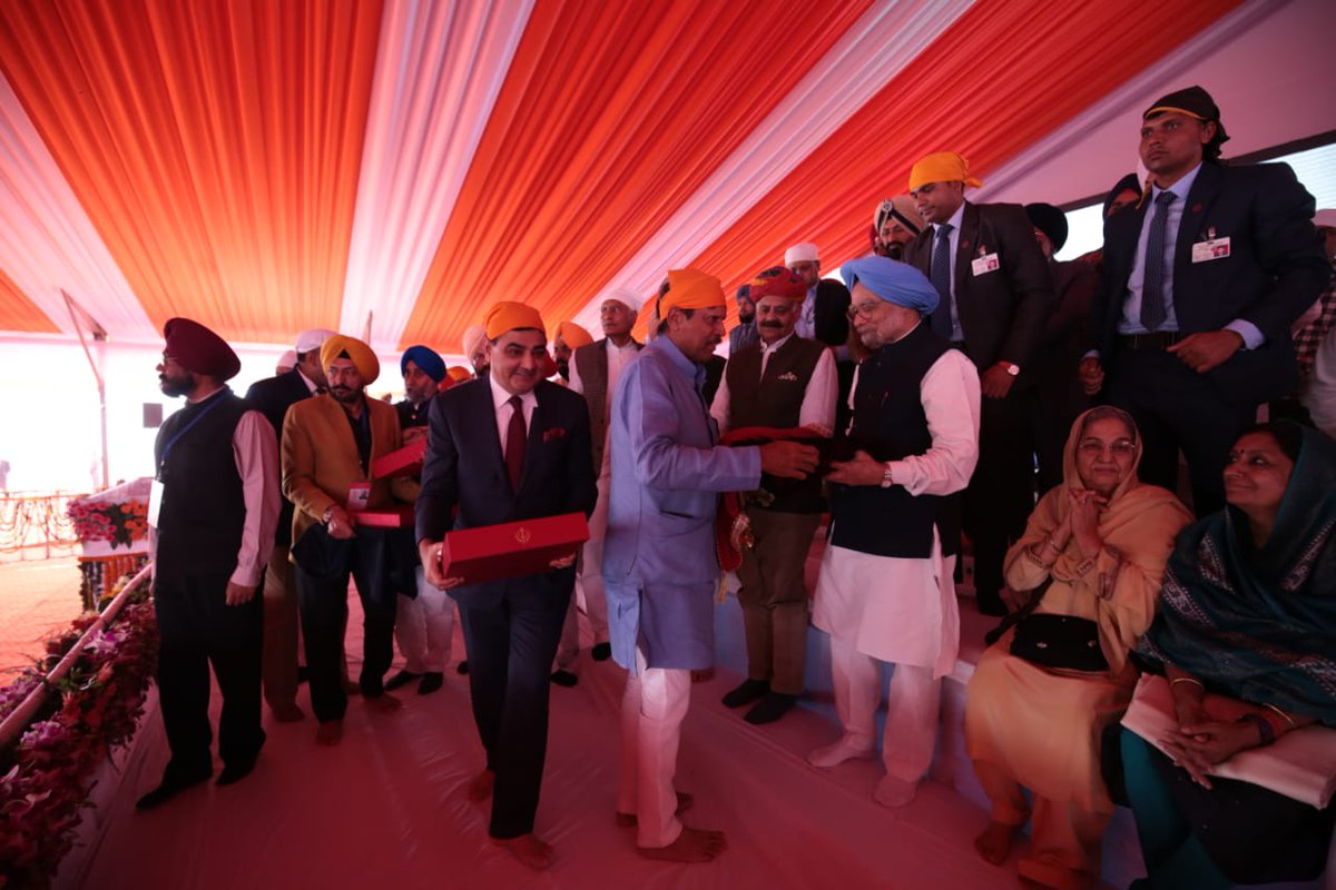 WeTheSikhs's tweet photo. Hon. former Prime Minister Sardar Manmohan Singh graces the launch of 'We the Sikhs' - the most coveted book encapsulating the strengths and pride of the Sikhs and their culture.

#WeTheSikhs #BookLaunch #KapilDev #SardarManMohanSingh https://t.co/sbzeDI8zco