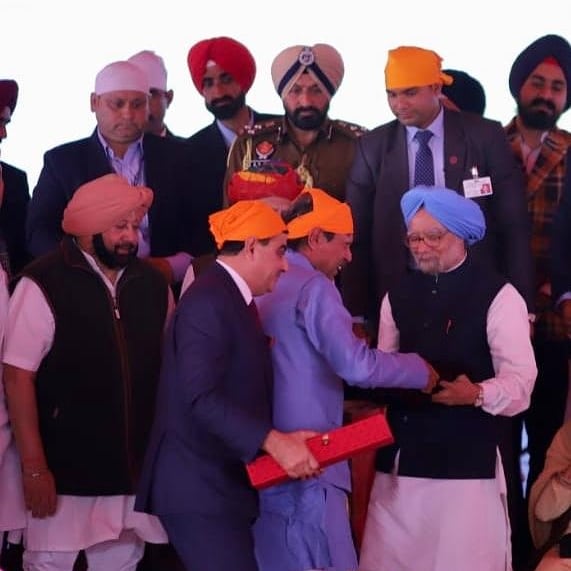 WeTheSikhs's tweet photo. Hon. former Prime Minister Sardar Manmohan Singh graces the launch of 'We the Sikhs' - the most coveted book encapsulating the strengths and pride of the Sikhs and their culture.

#WeTheSikhs #BookLaunch #KapilDev #SardarManMohanSingh https://t.co/sbzeDI8zco