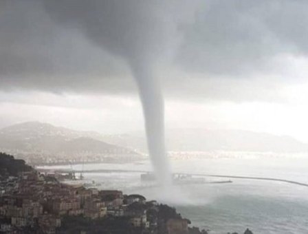 ElTromeMx_'s tweet photo. #Internacional #NotiTromex Enorme tornado provoca destrucción en Italia. Pánico y caos provocó un tornado registrado en las costas de Italia; ninguna persona resultó lesionada https://t.co/kehre3BGsY