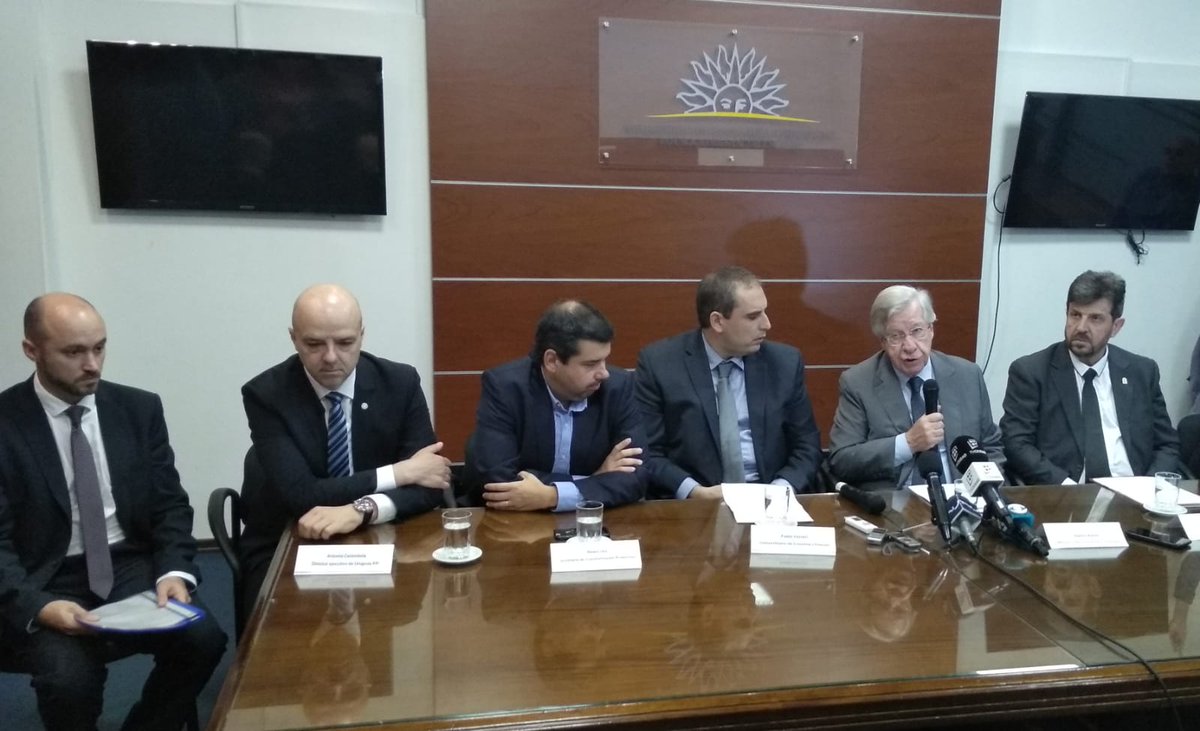 UruguayXXI's tweet photo. Uruguay XXI, @mef_Uruguay, @transforma_uy y la Asociación de Despachantes de Aduana firman acuerdo para facilitar la exportación a las micro y pequeñas empresas. CC: @CultoCarambulaS @vuceUY https://t.co/SuzTf7XwlH