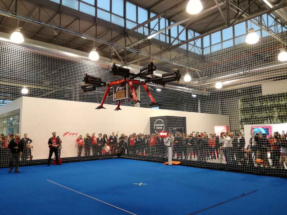 FPTIndustrial's tweet photo. Guinness World Record attempted with success by #Forvola, the first customizable Megadrone in the world! #TechDay2018 #FPTindustrial @wireditalia https://t.co/8NQHKD0aKT