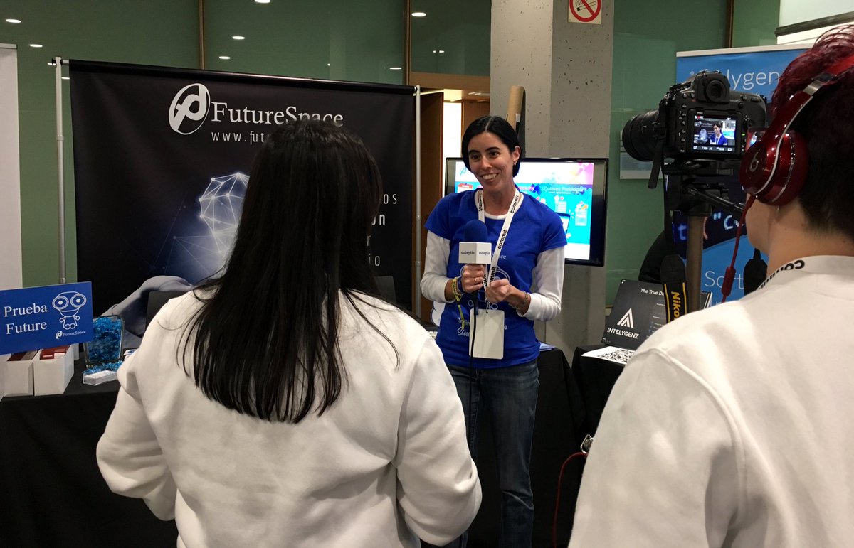FutureSpaceES's tweet photo. Nuestra directora de RRHH @mariatorrijos nos habla sobre nuestros puntos fuertes y nuestra asistencia a @commitconf “Cuidamos de ti, Caminos contigo” #comfuture #Commitconf #innovacion #teambuilding #RSC https://t.co/lRDU4skZzk