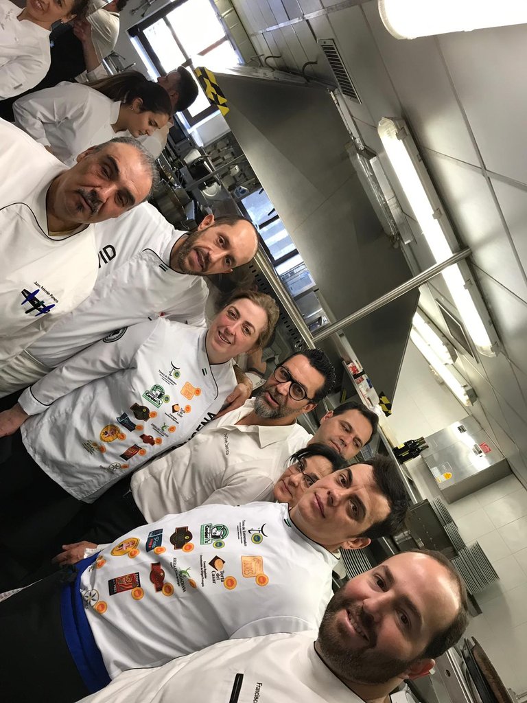 FogonesImperial's tweet photo. En las cocinas del Parador de #JarandillaDeLaVera, chefs de #FogonesImperiales con @QiqeDacosta. ¡Un lujo para todos, gracias, Chef! #TresEstrellasMichelin
#LaVera #Extremadura #CarlosV #ImperialKitchenSpain https://t.co/bzfMuYN3qy